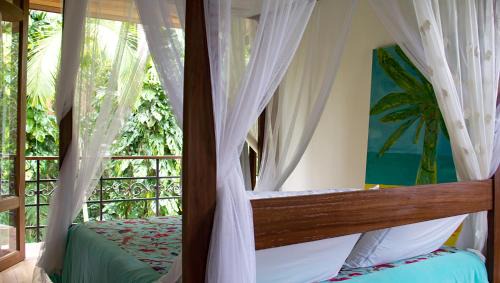 Camburi House | Cozy Estalagem Camburi: Ocean Views & Family-Friendly Fun