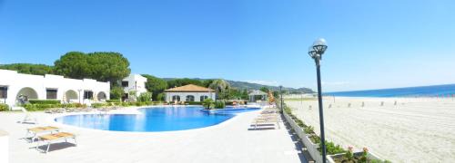 Montepaone Lido Hotel | Cozy Estella Club: Oceanfront Stay with Pool & Spa