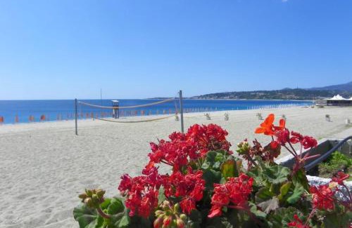 Montepaone Lido Hotel | Cozy Estella Club: Oceanfront Stay with Pool & Spa