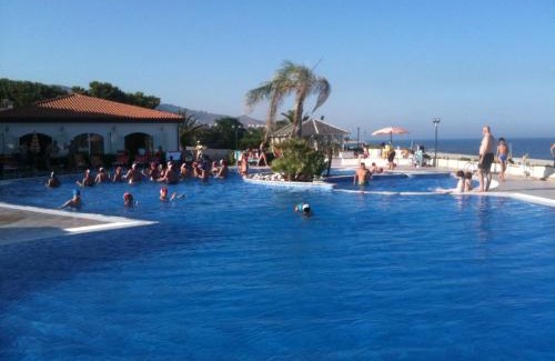 Montepaone Lido Hotel | Cozy Estella Club: Oceanfront Stay with Pool & Spa