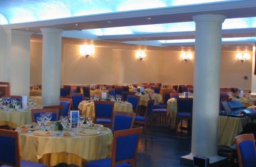 Montepaone Lido Hotel | Cozy Estella Club: Oceanfront Stay with Pool & Spa