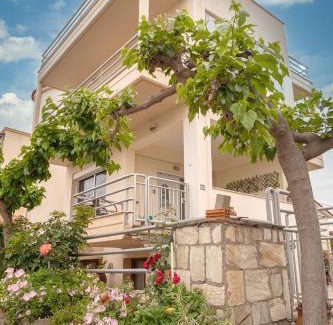 Nees Pagases Apartment | Estell’s Sweet Retreat: Child-Friendly 4-Star Escape