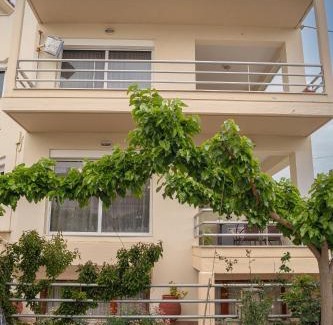 Nees Pagases Apartment | Estell’s Sweet Retreat: Child-Friendly 4-Star Escape