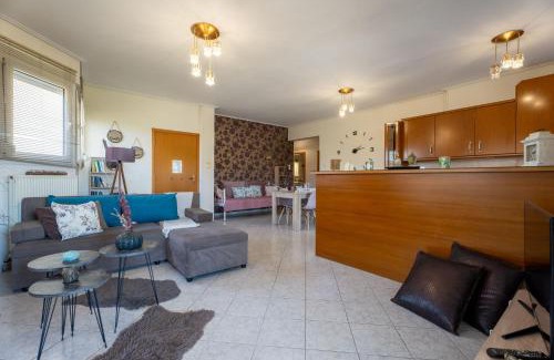 Nees Pagases Apartment | Estell’s Sweet Retreat: Child-Friendly 4-Star Escape