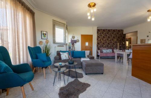 Nees Pagases Apartment | Estell’s Sweet Retreat: Child-Friendly 4-Star Escape