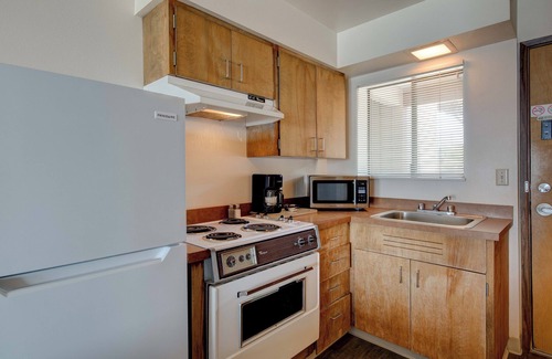 Lincoln City Hotel | Eco-Friendly Comfort at Ester Lee Motel - Rated 8.6/10