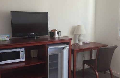 Esterhazy Hotel | Comfortable Stay at Esterhazy Motor Hotel with Pool & Hot Tub