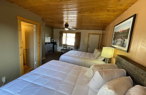Estes Park Hotel | Family-Friendly Estes Mountain Inn with Pool and Spa Retreat