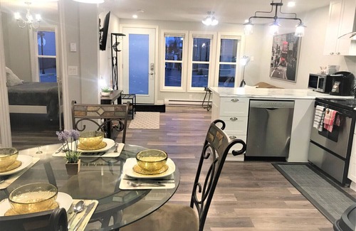Carleton Place House | Esther's Place: Cozy 1 Bedroom Apt with Spa & Kitchen