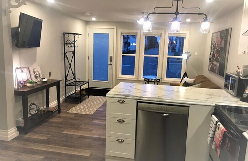 Carleton Place House | Esther's Place: Cozy 1 Bedroom Apt with Spa & Kitchen