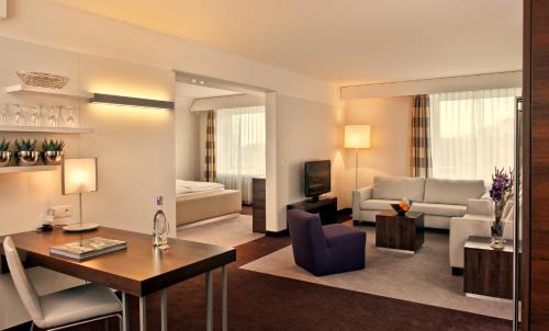 Neukoelln Hotel | Discover Estrel Berlin: Pet-Friendly 4-Star Retreat