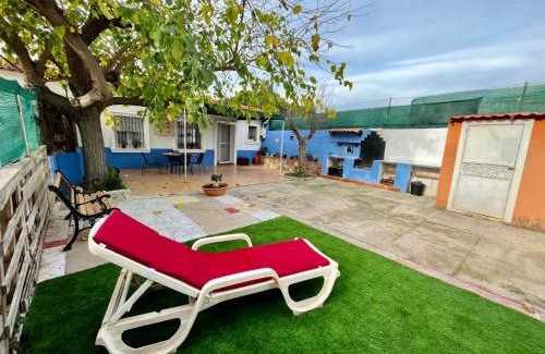 San Vicente del Raspeig House | Cozy Studio with Private Parking and Garden Retreat