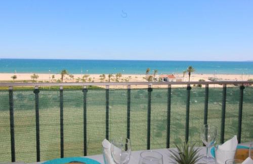 Empuriabrava Apartment | Seaside Retreat with Ocean Views, Perfect for Couples