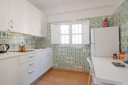 San Pedro Apartment | Charming Estudio in Albaicin, Granada - Family-Friendly Stay