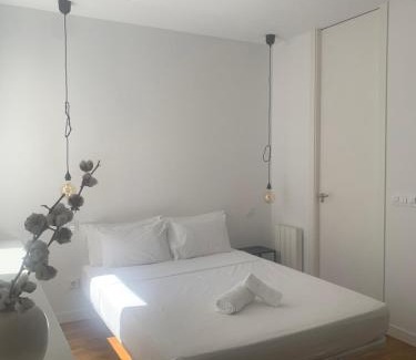 Arapiles Apartment | Cozy Studio Getaway in Chamberí - Child-Friendly Retreat