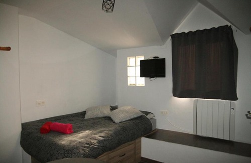 Guejar Sierra Apartment | Oceanfront Estudio Mirador: Pet-Friendly & Family Ready