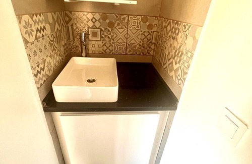 Mataro Apartment | Modern Studio with Kitchen and Private Bath - Pet Friendly