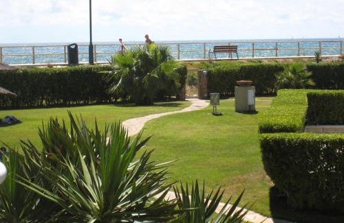 Els Griells Apartment | Renovated Studio with Direct Beach Access and Pool in L'Estartit