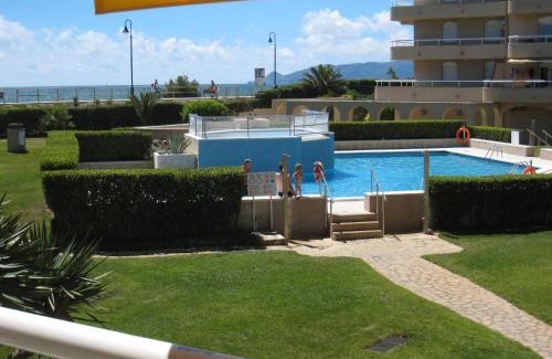 Els Griells Apartment | Renovated Studio with Direct Beach Access and Pool in L'Estartit