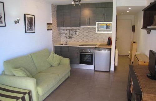 Els Griells Apartment | Renovated Studio with Direct Beach Access and Pool in L'Estartit