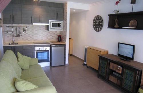 Els Griells Apartment | Renovated Studio with Direct Beach Access and Pool in L'Estartit