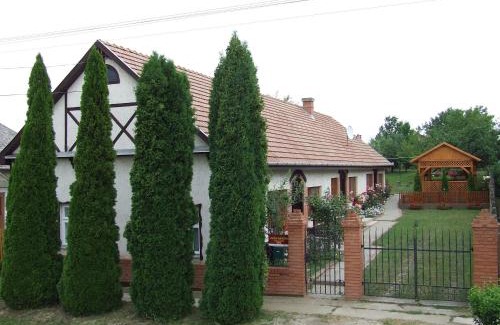 Tiszafured Apartment | Eszter Vendégház: Family-Friendly Retreat with 9.6 Rating