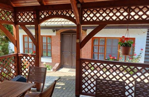 Tiszafured Apartment | Eszter Vendégház: Family-Friendly Retreat with 9.6 Rating