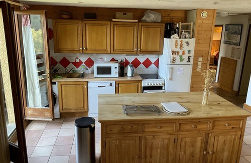 Mont-de-Lans Apartment | Beautiful Eterlou Les 2 Alpes: 4-Bedroom Apartment Near Slopes