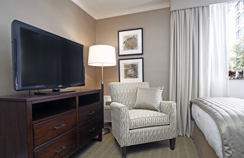 Danbury Hotel | Relaxing Retreat at Ethan Allen Hotel with Pool & Spa