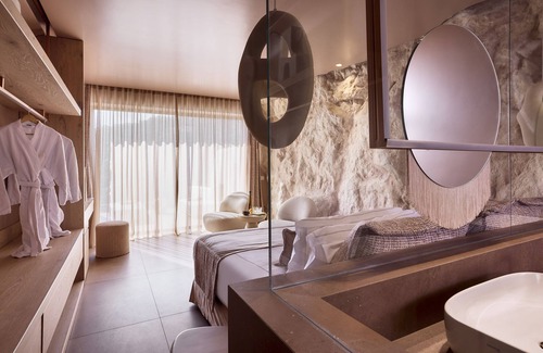 Psarou Hotel | Elegant Ethereum Mykonos: 5-Star Retreat with Premium Amenities