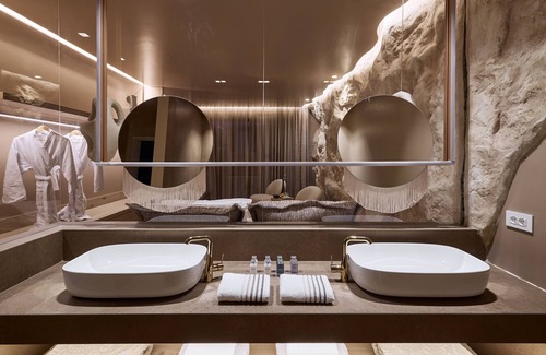 Psarou Hotel | Elegant Ethereum Mykonos: 5-Star Retreat with Premium Amenities