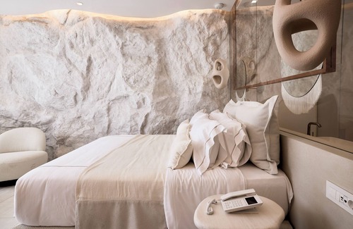 Psarou Hotel | Elegant Ethereum Mykonos: 5-Star Retreat with Premium Amenities