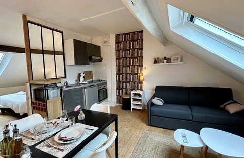 Le Crotoy Apartment | Cozy Oceanfront Studio for Two with Scenic Views