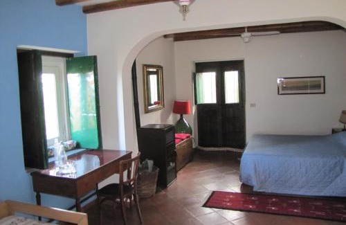 Santa Venerina Bed & Breakfast | Pet-Friendly B&B La Casa di Pippinitto with Ocean Views