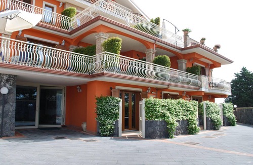 Trecastagni Apartment | Etna Royal View: Garden-View Apartment with Great Amenities