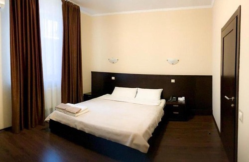 Petrovskoye Hotel | Discover Etoile: Family-Friendly with Hot Tub & Breakfast