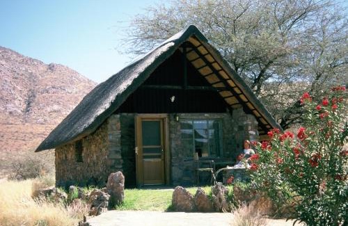 Karibib Cabin | Discover Etusis Lodge: Family-Friendly with Pool & Breakfast