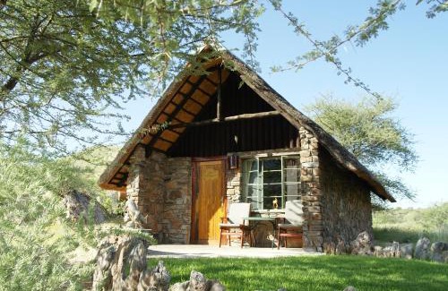 Karibib Cabin | Discover Etusis Lodge: Family-Friendly with Pool & Breakfast