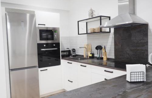 Bilbao Old Town Apartment | Family-Friendly Etxe Maitia Flat for Home Office Retreat