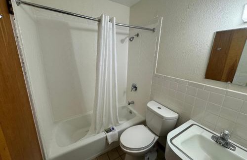 Bay City Hotel | Pet-Friendly Comfort at Euclid Motel with Breakfast & Hot Tub
