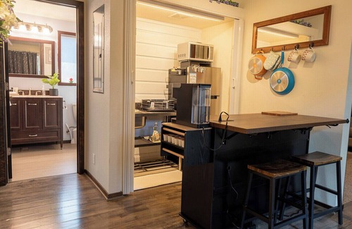Western House | Eugene Getaway Cozy 2BR Suite Close to Autzen & Dining