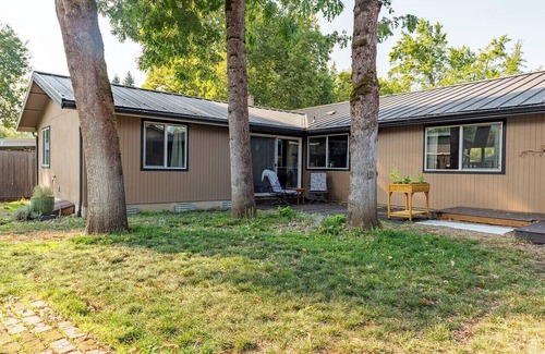 Western House | Eugene Getaway Cozy 2BR Suite Close to Autzen & Dining