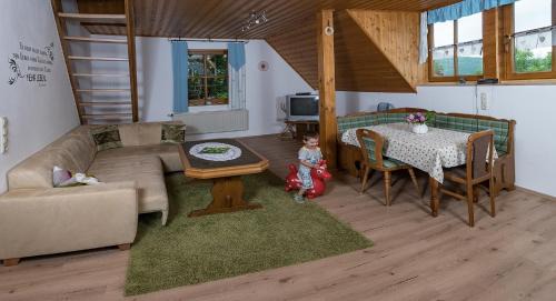 Altenkunstadt Apartment | Pet-Friendly Escape at Eulenberghof Kraus - Rated 8.9/10