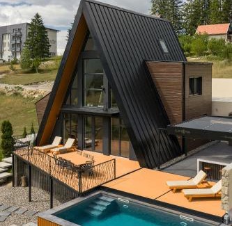 Babanovac Ski Chalet | Unforgettable Euphoria Villa: Hot Tub & Family-Friendly Stay