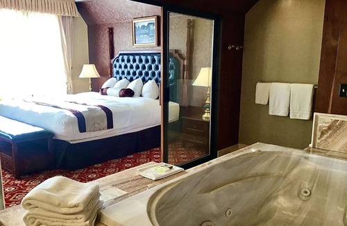 Eureka Hotel | Eco-Friendly Eureka Inn with Pool and Spa Amenities