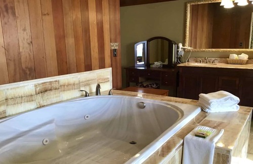 Eureka Hotel | Eco-Friendly Eureka Inn with Pool and Spa Amenities