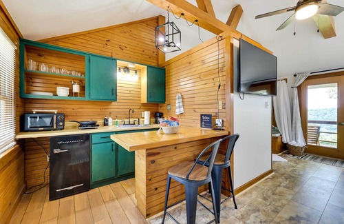 Eureka Springs Apartment | Idyllic Eureka Springs Cabin Near Beaver Lake with Spa!