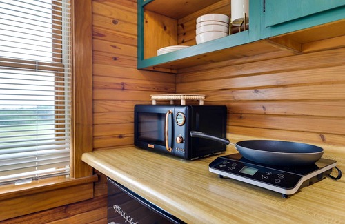 Eureka Springs Apartment | Idyllic Eureka Springs Cabin Near Beaver Lake with Spa!