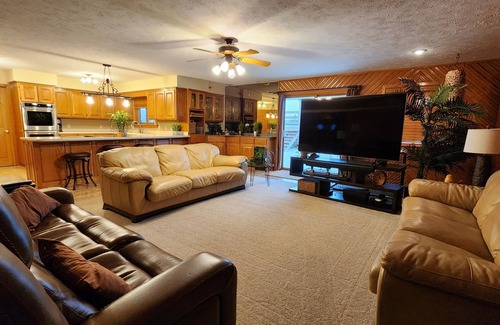 Eagle Rock House | Relaxing Oasis Near Branson Zoo with Private Pool & Hot Tub