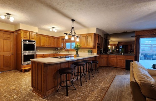 Eagle Rock House | Relaxing Oasis Near Branson Zoo with Private Pool & Hot Tub